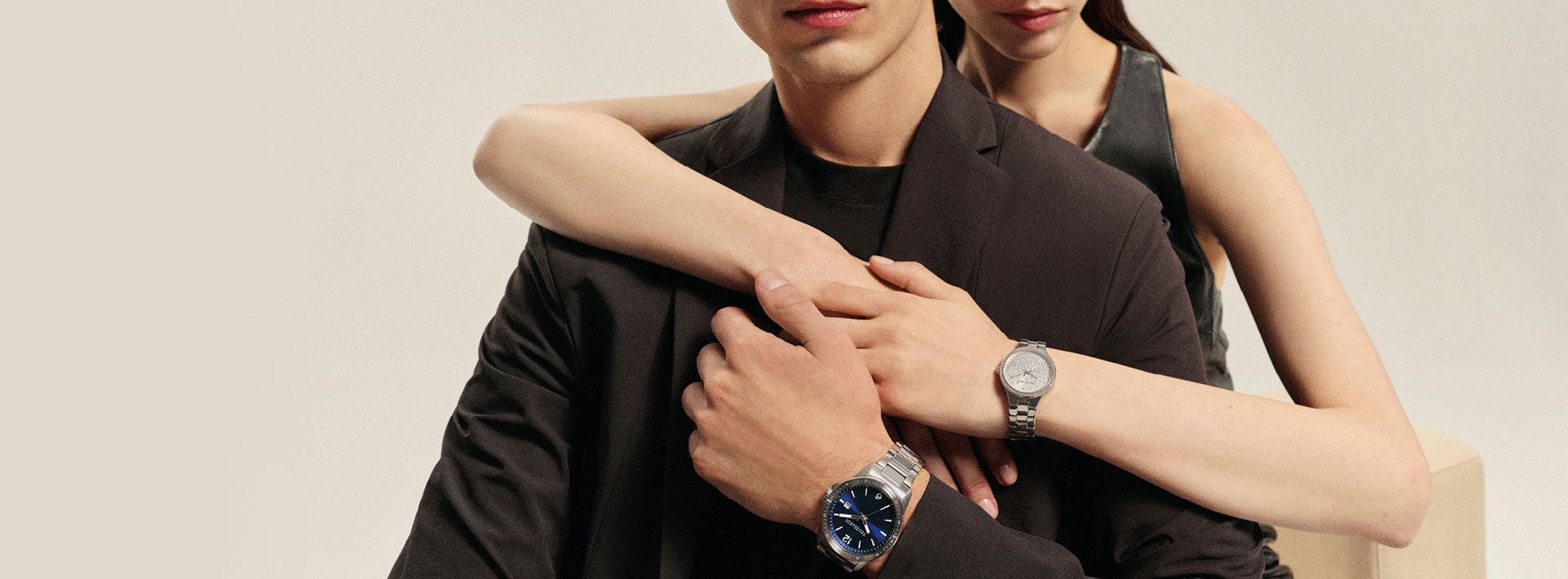 Часы Trussardi на запястьях моделей в рекламной кампании бренда