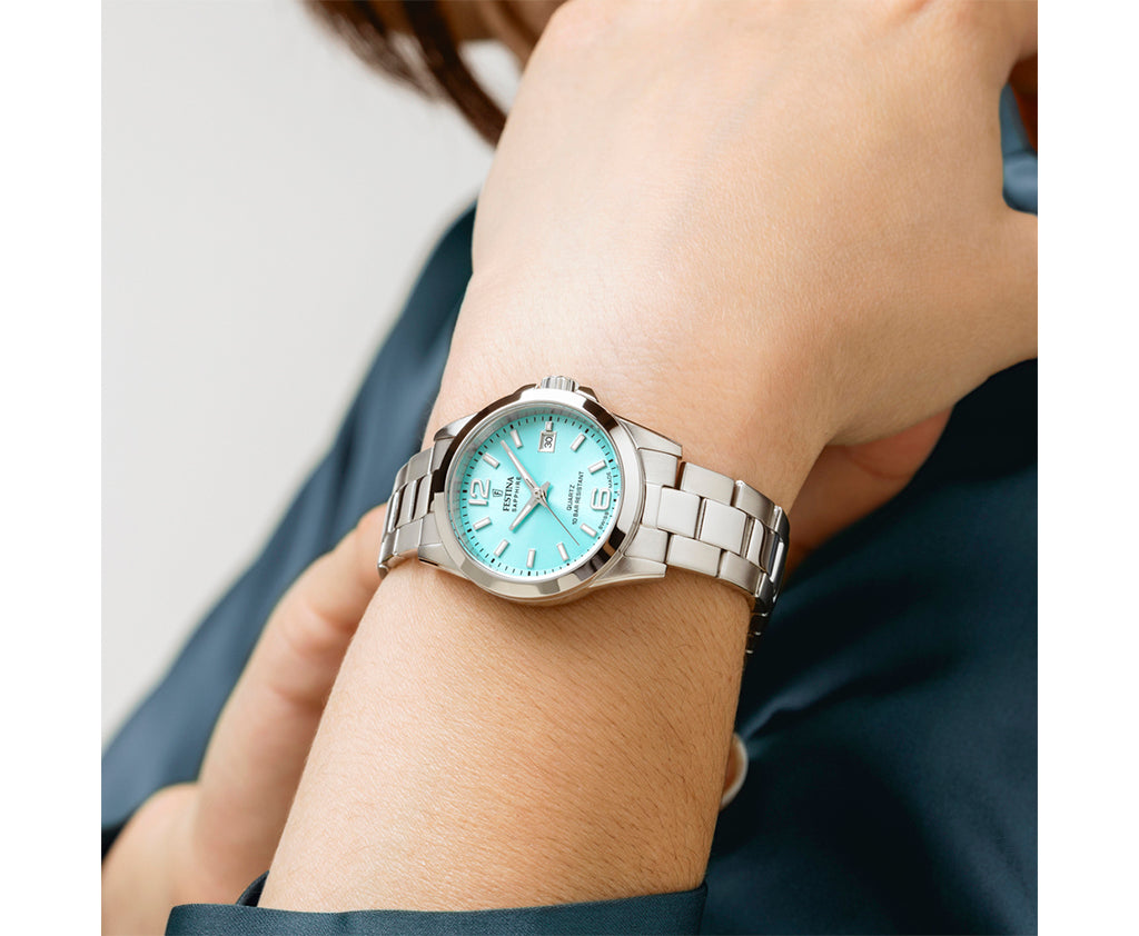 Часы Festina Swiss Made с бирюзовым циферблатом на запястье
